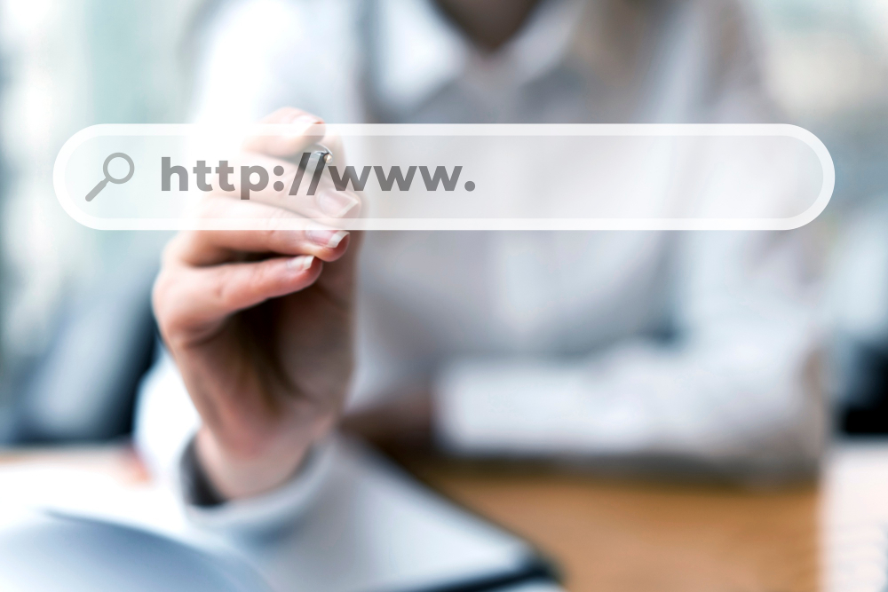Búsqueda y selección de un nombre de dominio para un sitio web