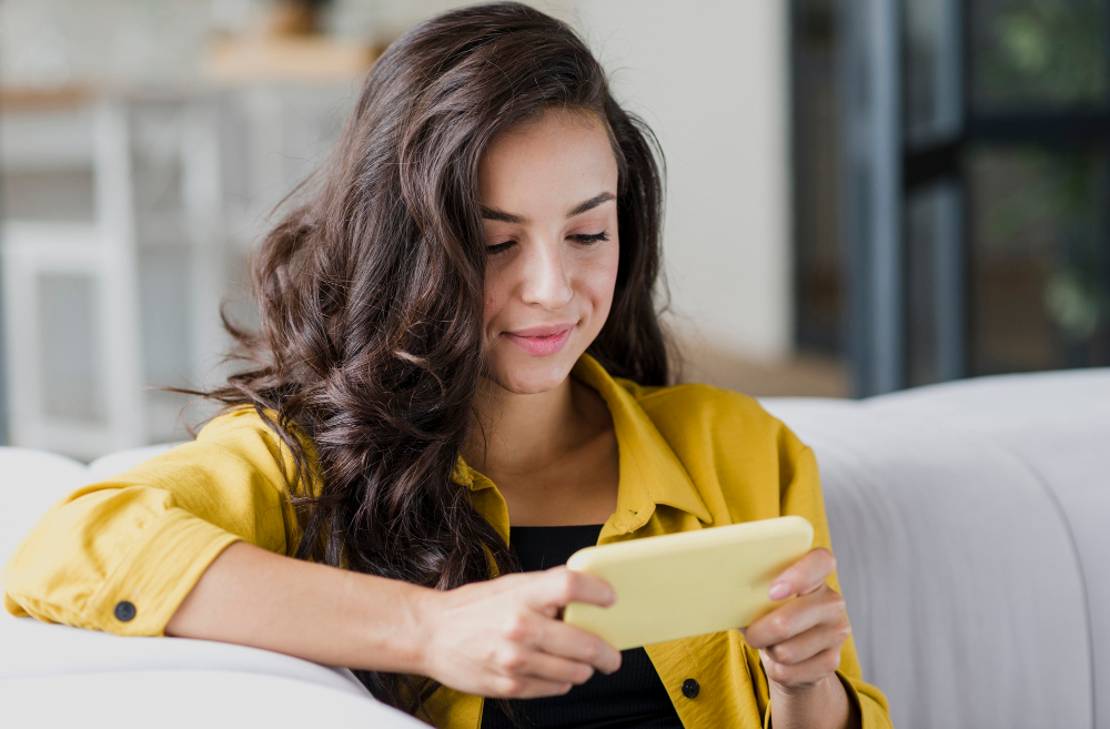 Sitio web adaptable mostrado en computadora, tablet y teléfono móvil